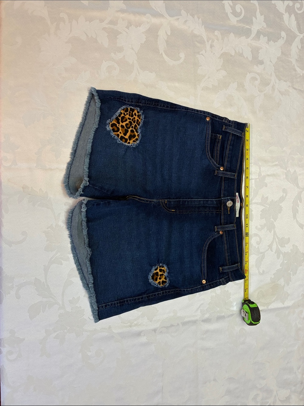Women’s Designer Levi Jean Shorts w/ Hand-sewn Leopard Patched Hearts, Size 14 - Picture 4 of 9